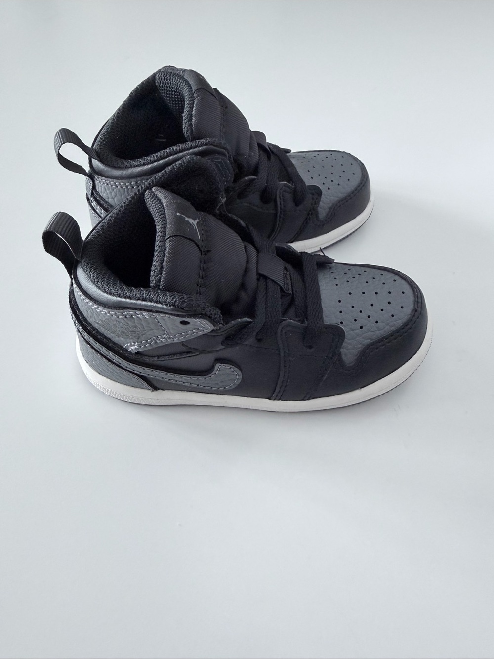 Air Jordan 1 Retro Black/Gray Sneakers Size 6C - Picture 3 of 6